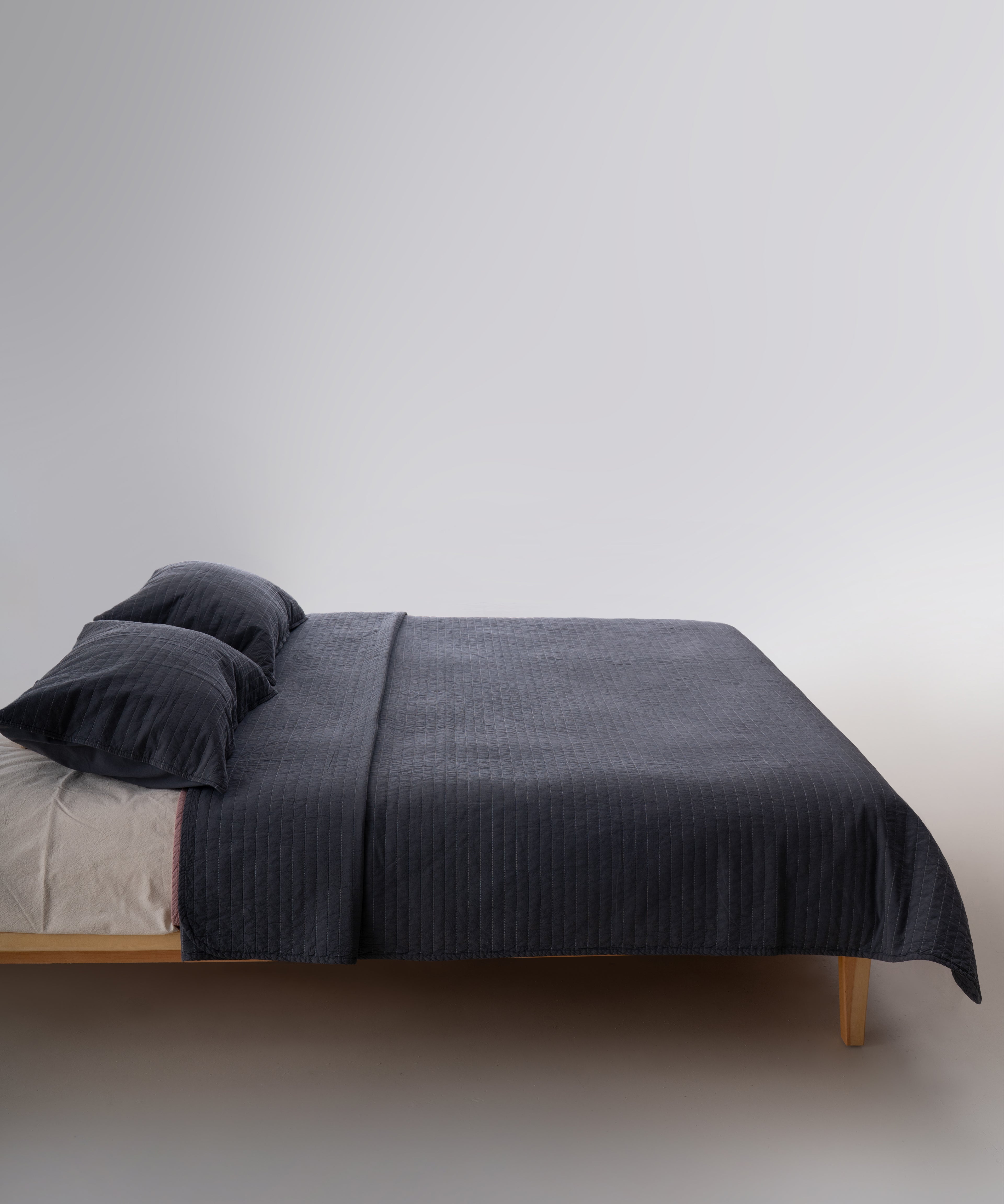 Castle Rock renkli stonewash %100 pamuk yatak örtüsü kumaşının yumuşak ve doğal dokusu, yakın plan