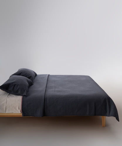 Castle Rock renkli stonewash %100 pamuk yatak örtüsü kumaşının yumuşak ve doğal dokusu, yakın plan