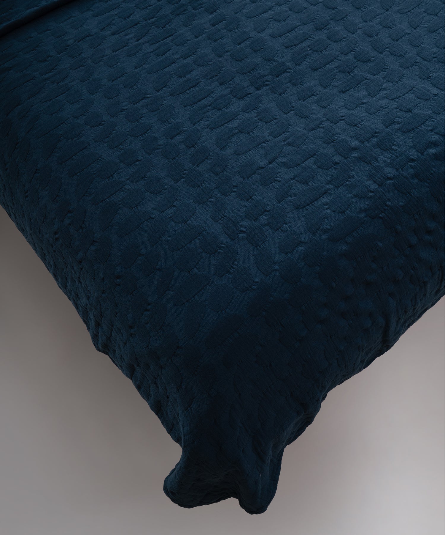 Dress Blue renkli stonewash %100 pamuk yatak örtüsü kumaşının yumuşak ve doğal dokusu, yakın plan