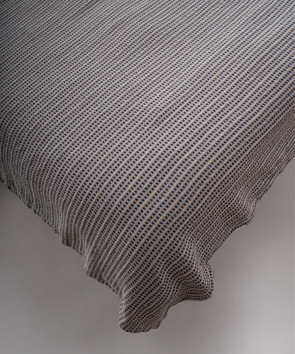 Indigo renkli stonewash %100 pamuk yatak örtüsü kumaşının yumuşak ve doğal dokusu, yakın plan