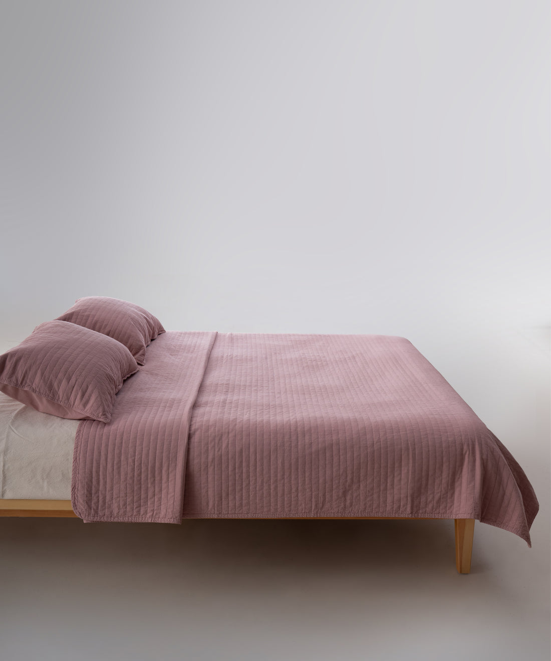 Taş yıkama işlemli %100 pamuk yatak örtüsü kumaşının yumuşak ve doğal dokusu, Pale Mauve yakın plan