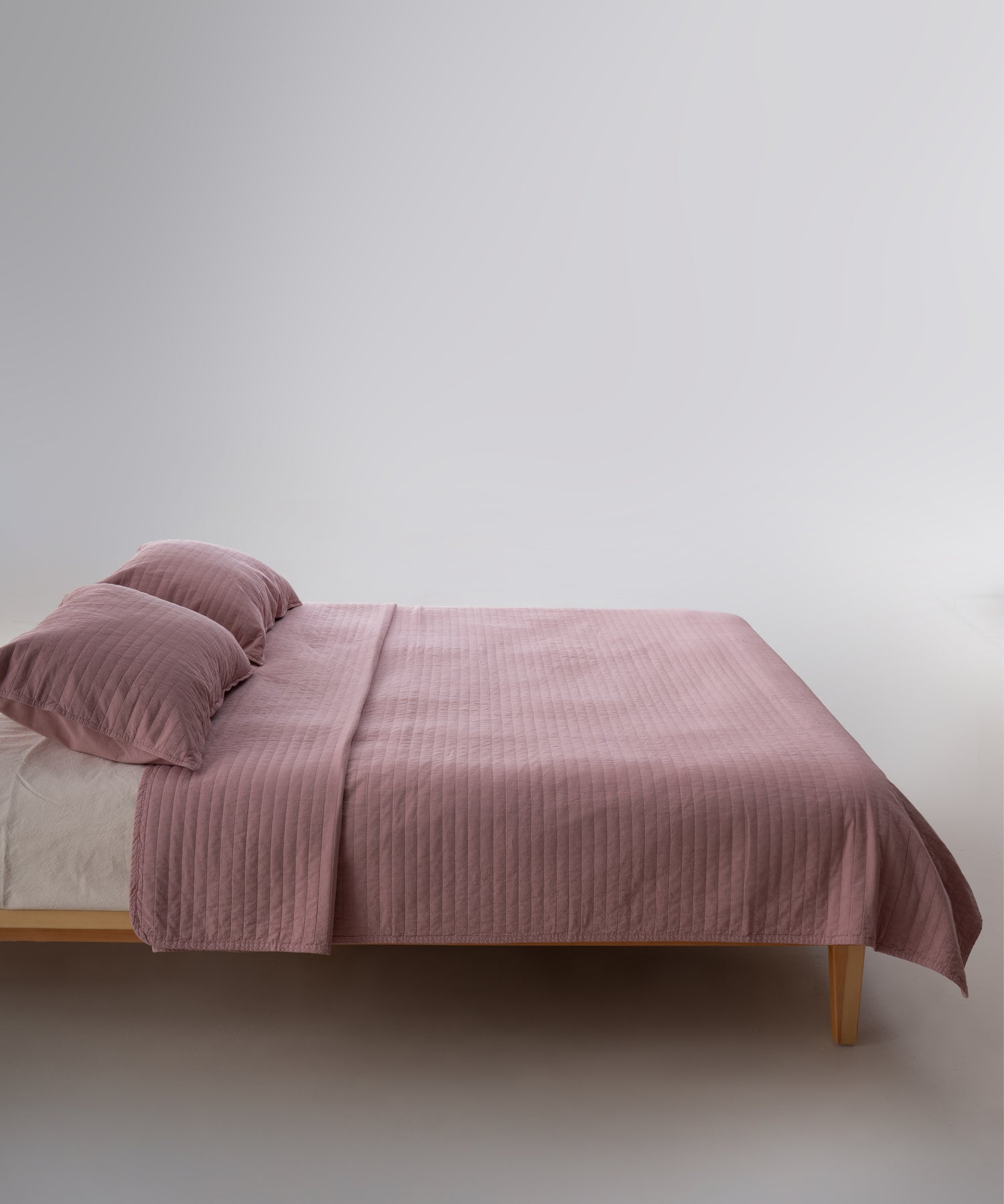 Taş yıkama işlemli %100 pamuk yatak örtüsü kumaşının yumuşak ve doğal dokusu, Pale Mauve yakın plan