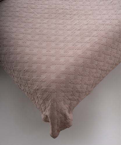 Pristine renkli stonewash %100 pamuk yatak örtüsü kumaşının yumuşak ve doğal dokusu, yakın plan