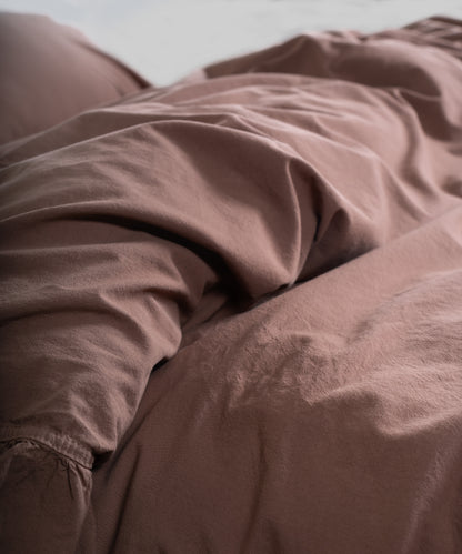 200x220 nevresim, 240x260 çarşaf ve 50x70 2 adet yastık kılıfı ile eksiksiz set.