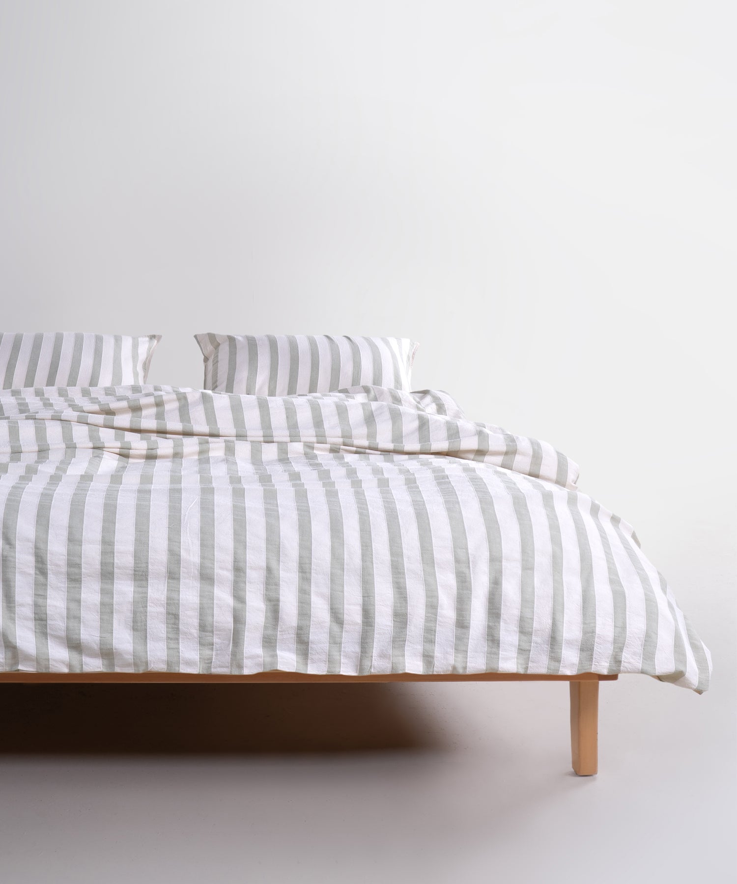 Kalın yeşil çizgili tasarımı ve nefes alan pamuk dokusuyla çift kişilik şık nevresim seti