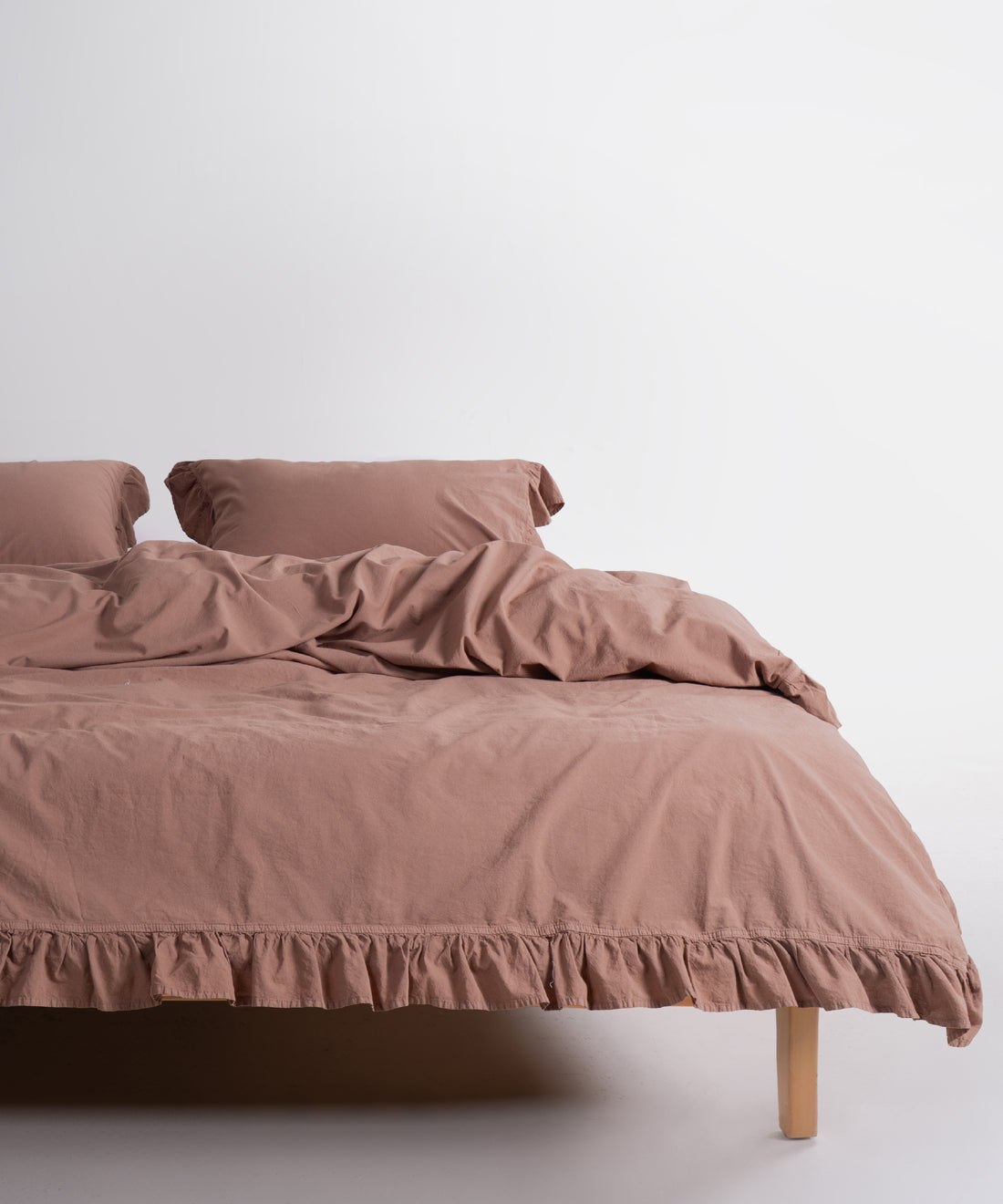 Wood Smoke rengiyle %100 pamuk stonewash nevresim takımı — sıcak, sofistike yatak odası dekoru.