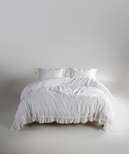 Francesca Snow White, stonewash dokusuyla yatak odanıza ferah ve dingin bir şıklık kazandırır.