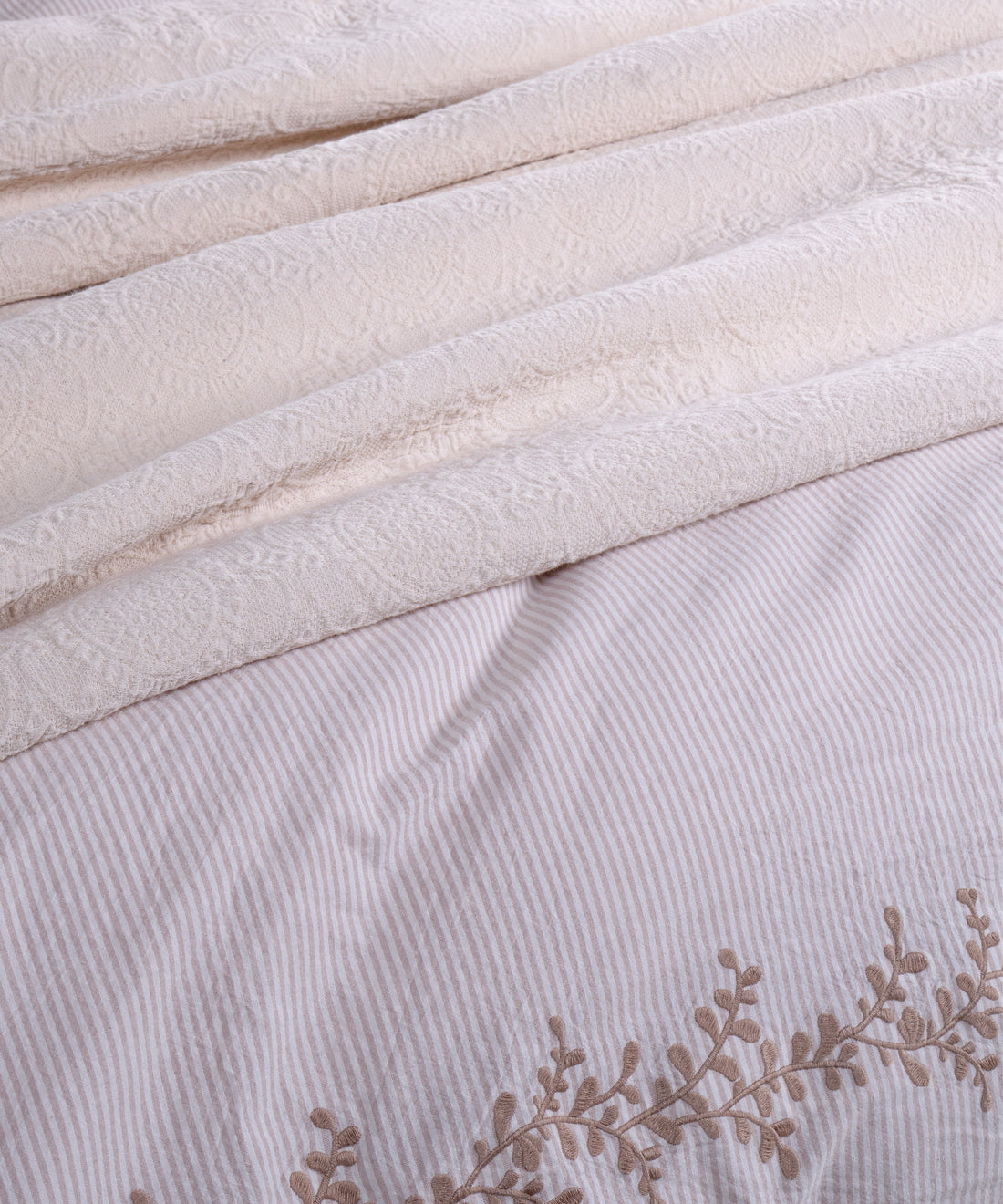 Marvella Garmentwash Yatak Örtüsü Seti ile yatak odanızda sade ve sofistike bir atmosfer