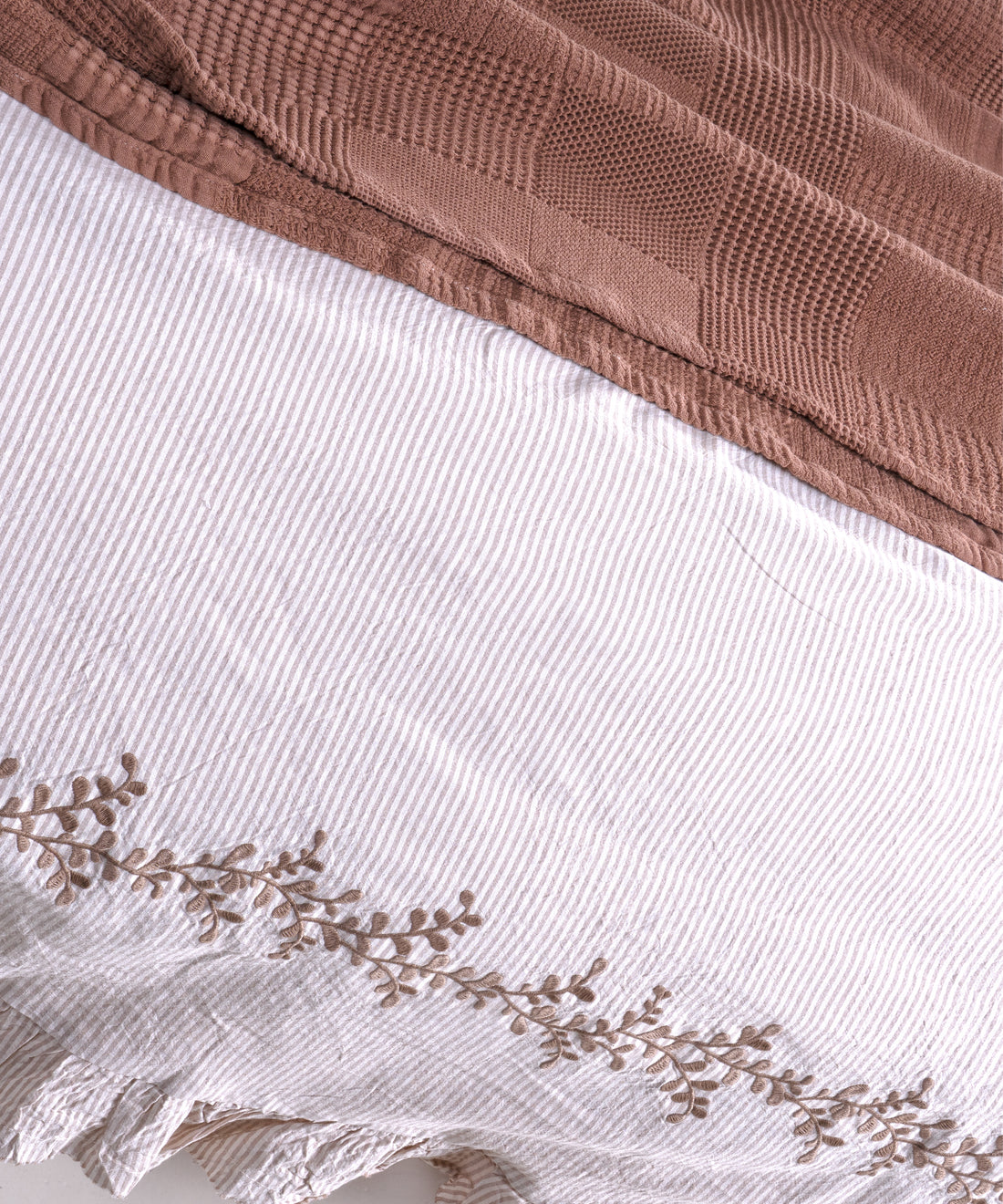 Marvella Garmentwash Pike Seti, sade tasarımı ve yumuşak pamuk dokusuyla yatak odanı sofistike bir atmosfere taşır.