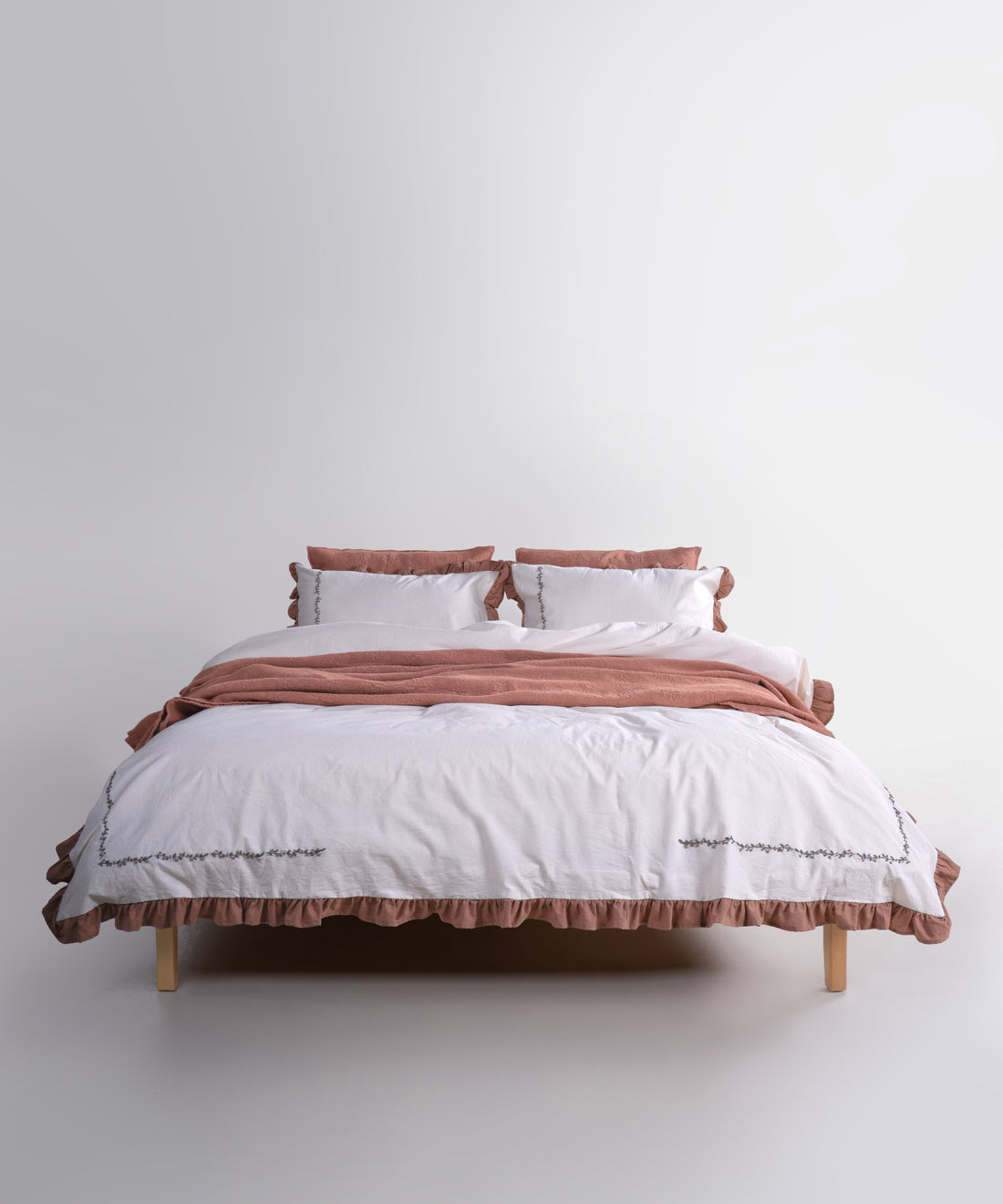 Romantik fırfır dokunuşlarıyla sofistike bir görünüm