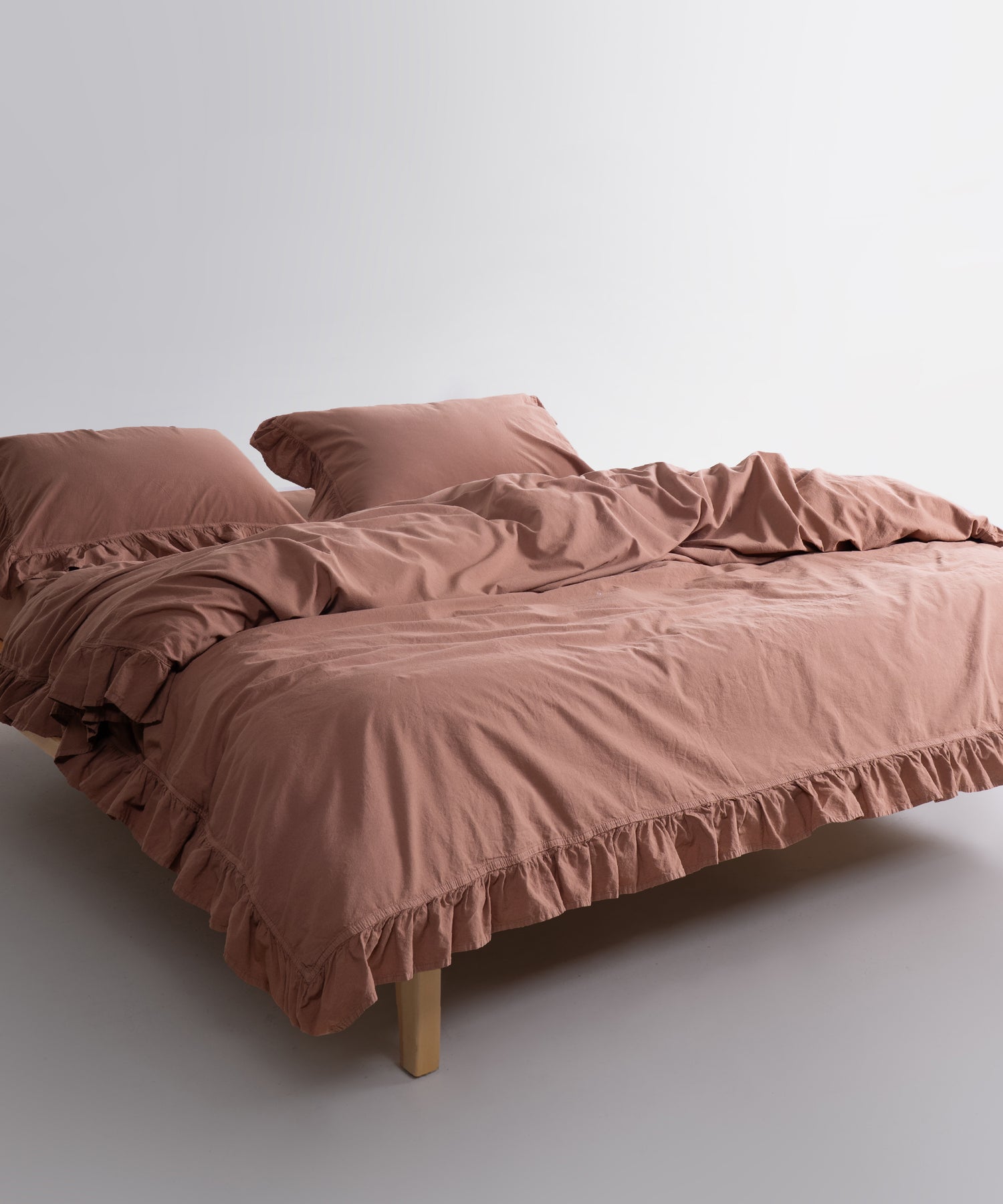 Romantik ve dekoratif kenar tasarımıyla şık yatak odası görünümü.