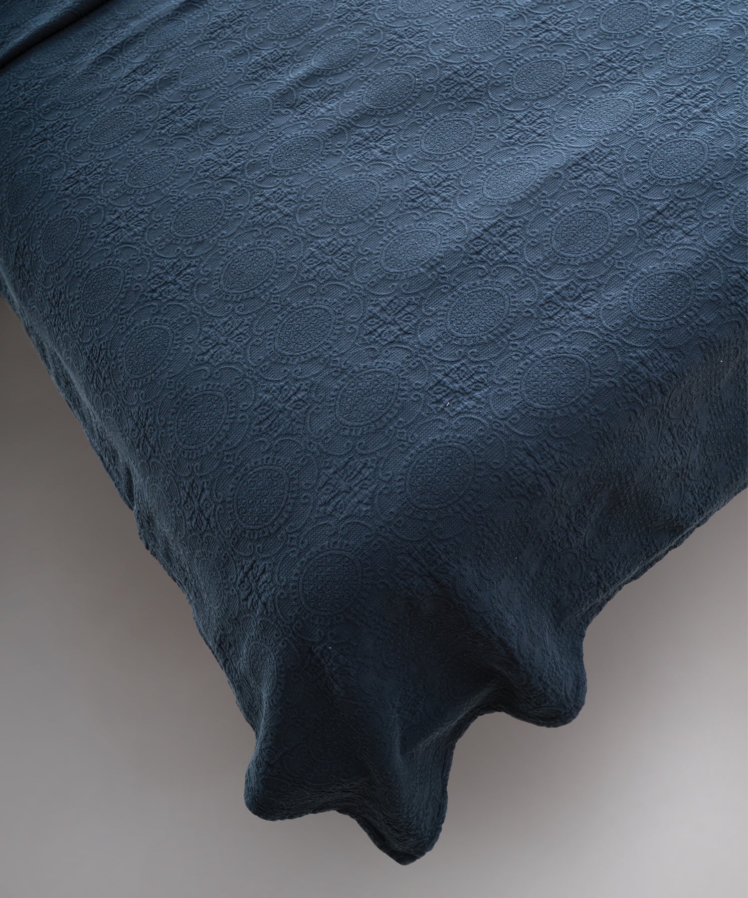 Dress Blue renkli stonewash %100 pamuk yatak örtüsü kumaşının yumuşak ve doğal dokusu, yakın plan