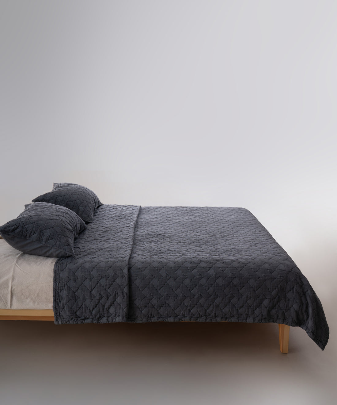 Minimal ve doğal yatak odası dekorasyonunda Castle Rock stonewash %100 pamuk yatak örtüsü ile sıcak stil