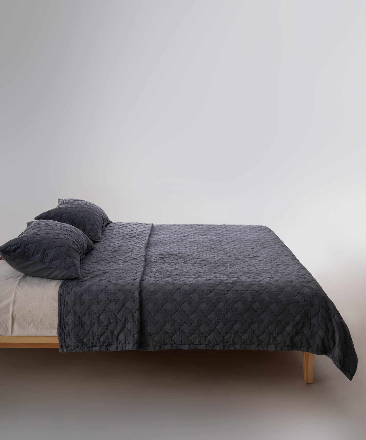 Minimal ve doğal yatak odası dekorasyonunda Castle Rock stonewash %100 pamuk yatak örtüsü ile sıcak stil