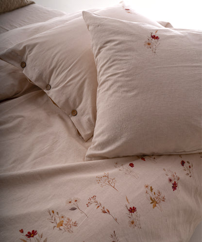 Bahar çiçeklerinden ilham alan zarif desenler