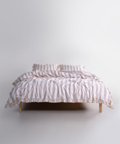 Modern çizgili desen ve fırfır detaylarıyla yatak odasında doğal ve zarif stil