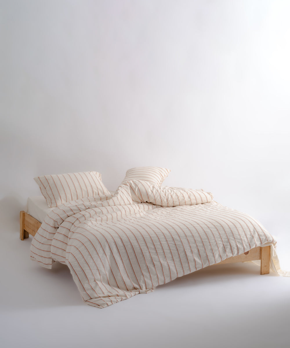 İpliği boyalı çizgili desen ve garmentwash yumuşaklığıyla modern yatak odası stili