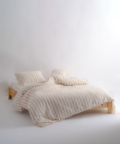 İpliği boyalı çizgili desen ve garmentwash yumuşaklığıyla modern yatak odası stili