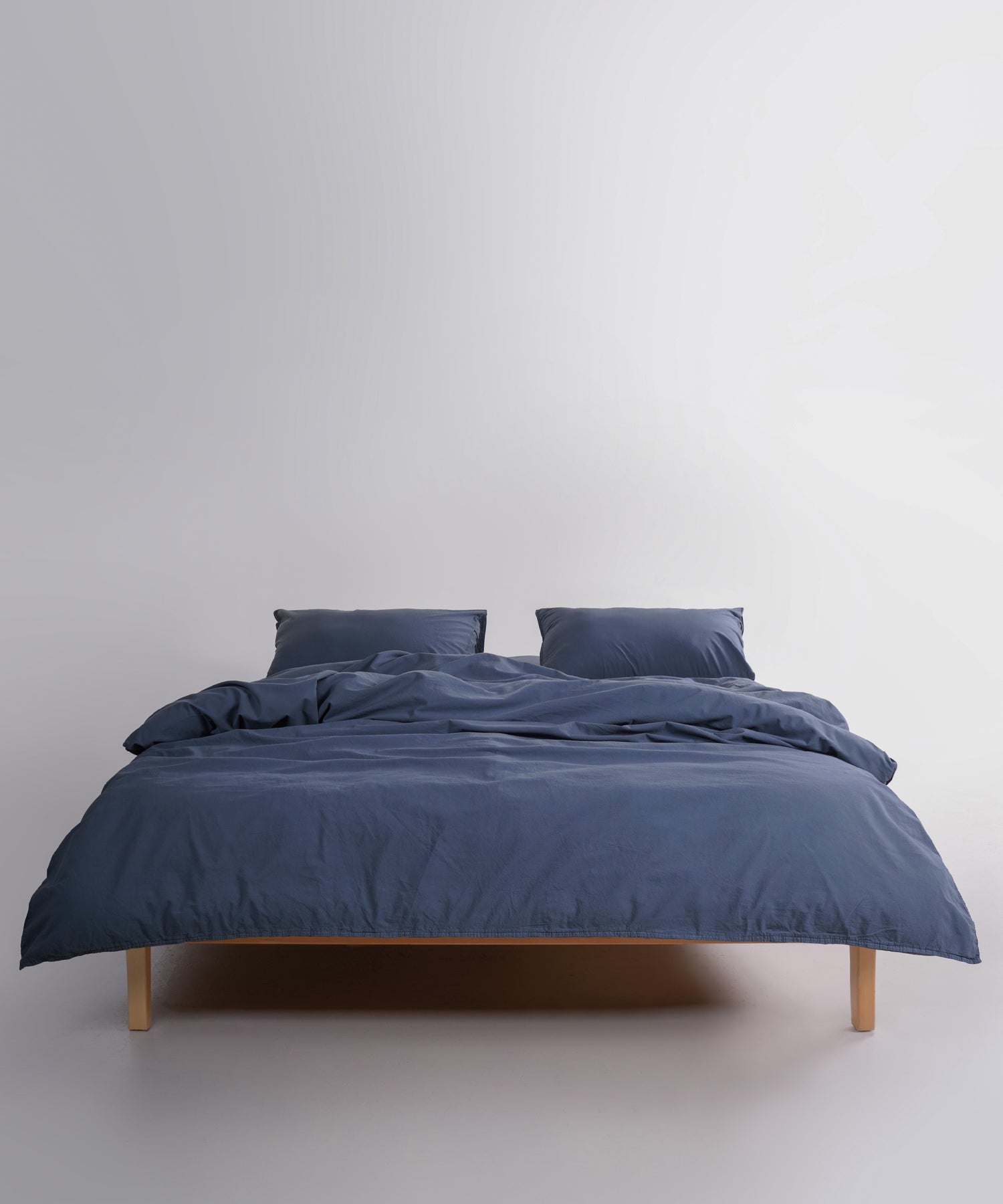 Taş yıkama işlemli %100 pamuk nevresim kumaşının yumuşak ve doğal dokusu, yakın plan detay