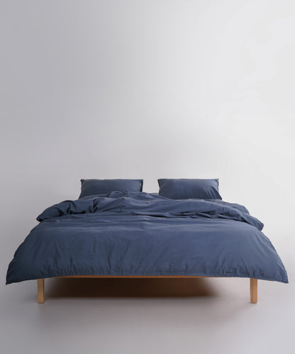 Taş yıkama işlemli %100 pamuk nevresim kumaşının yumuşak ve doğal dokusu, yakın plan detay